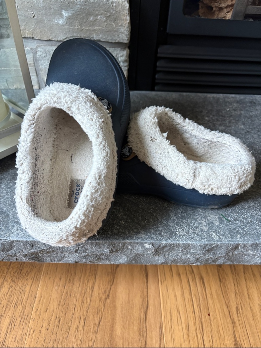 CROCS Navy Slip-On Clogs with Cream Sherpa Lining - Picture 2 of 5